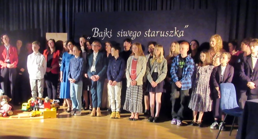 Bajki, które uczą jak żyć – premiera Bajek siwego staruszka w Szkole Podstawowej nr 1 w Trzemesznie (zdjęcia)