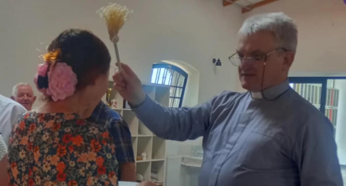 Wielkanocne śniadanie w Klubie Seniora – tradycja, emocje i niezapomniane chwile (film + zdjęcia)
