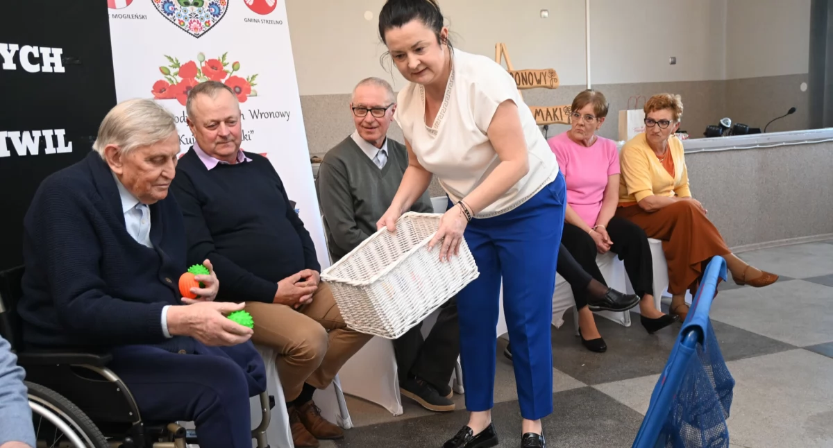 Wronowy: seniorzy zasiedli do schabowego z kapustą i szarlotki z lodami (film + zdjęcia)
