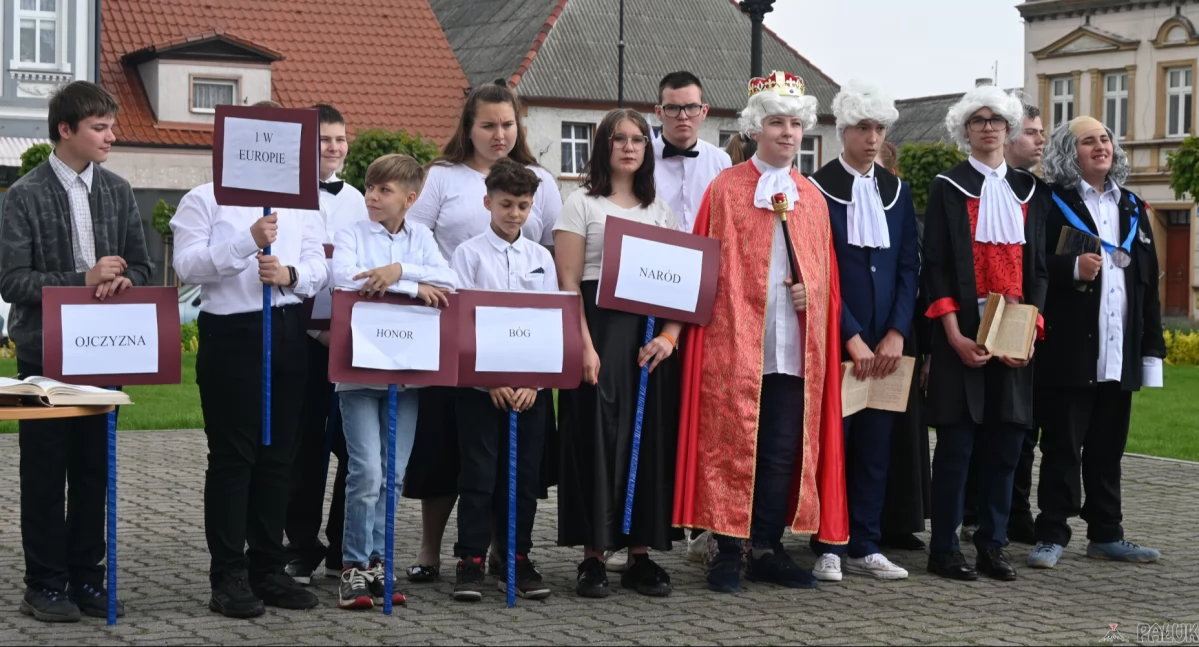 3 maja świętowali na strzeleńskim rynku (film + zdjęcia)