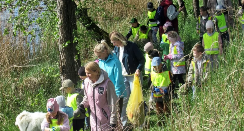 Przedszkolaki z Trzemeszna sprzątały linię brzegową jeziora Malicz (zdjęcia)