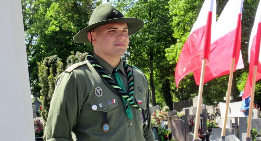 Biało-czerwonymi wiązankami i zniczami upamiętnili Dzień Zwycięstwa w Trzemesznie (zdjęcia)