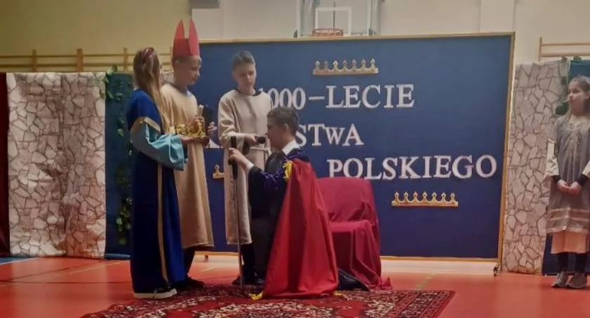 Bolesław Chrobry koronowany ponownie w szkole w Kruchowie (zdjęcia)
