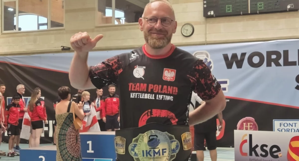 Mistrzostwa Świata na Majorce. Maciej Janik zdobył dwa złote medale w kettlebell sport, a Polska złoto drużynowe