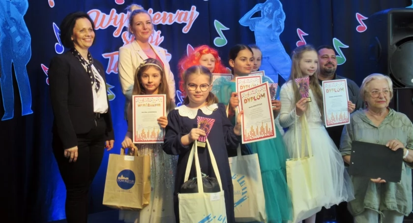 43 uczestników wyśpiewało swój talent w Trzemesznie. 17 laureatów nagrodzonych upominkami (zdjęcia)