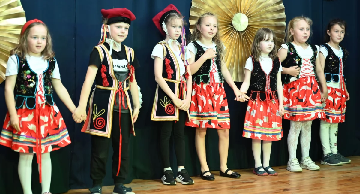 Wiersze, piosenki i krakowiak dla mam z gminy Orchowo (film + zdjęcia)
