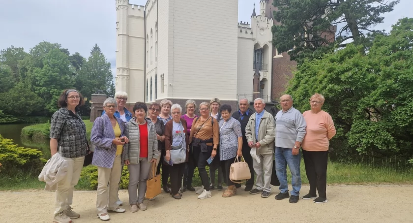 Trzemeszeńscy seniorzy z Promyka zwiedzali kórnickie perełki