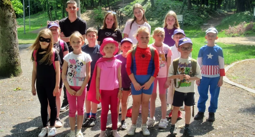 Superbohaterowie po zdrowie - pieszy rajd Hufca ZHP Trzemeszno (zdjęcia)