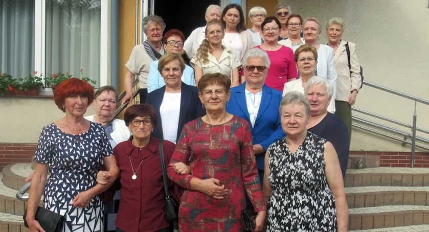 50 lat temu też kwitły kasztany. Spotkanie maturzystek z klasy 4B Liceum Ogólnokształcącego w Trzemesznie (zdjęcia)