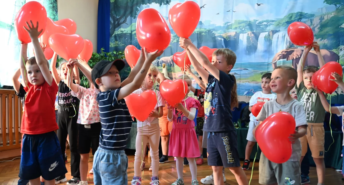 Bajka o łaciatym słoniu, występy artystyczne i integracyjny piknik, to jedne z atrakcji z okazji Dnia Matki, Ojca i Dziecka w Bielsku (film + zdjęcia) 