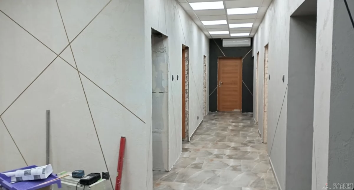 Wnętrze jeziorańskiego Urzędu Gminy nabiera blasku według pomysłu wójta (zdjęcia)