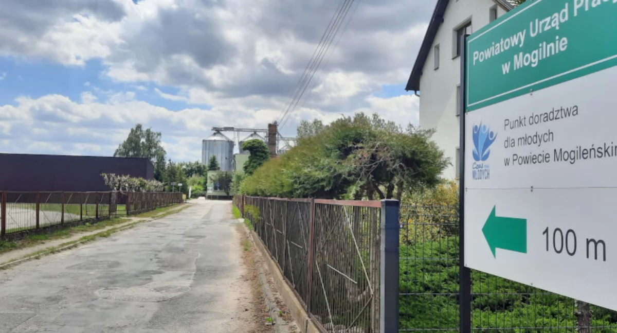 Od ulicy Padniewskiej do Powiatowego Urzędu Pracy. 100 metrów drogi czeka trzeci rok na remont