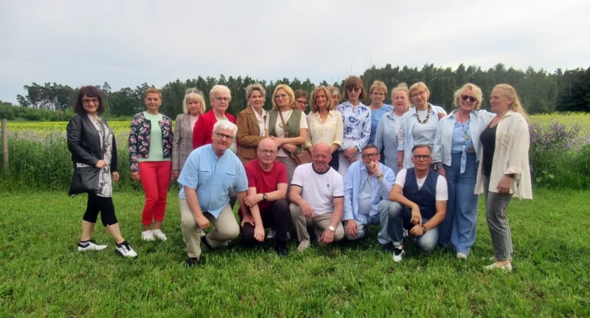 Klasa IVa z Liceum Ogólnokształcącego w Trzemesznie spotkała się 42 lata po maturze, by świętować 60. urodziny kolegów z klasy (zdjęcia)