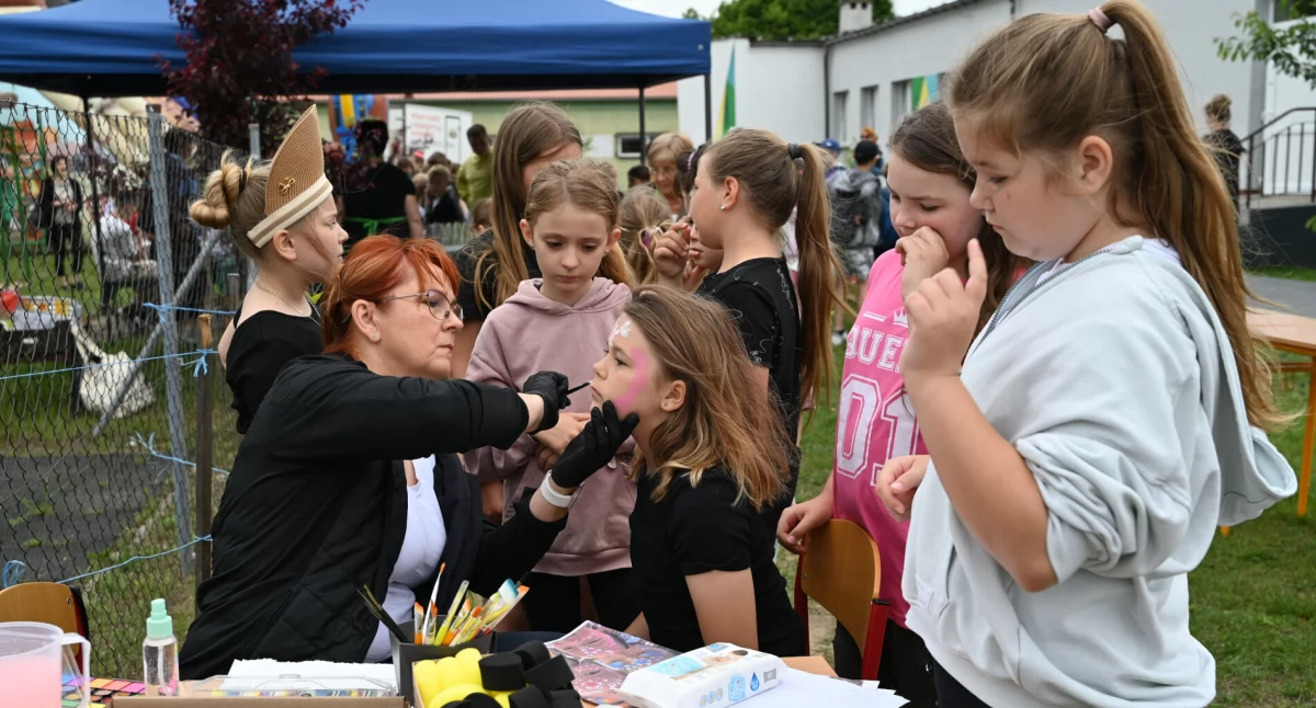 Pełen atrakcji szkolny piknik z okazji Dnia Dziecka w Jeziorach Wielkich (film + zdjęcia)