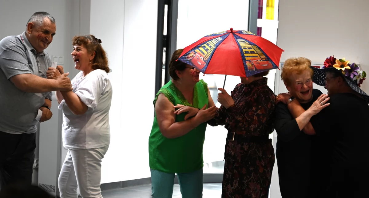 Teatralna niespodzianka mogileńskich seniorów dla przedszkolaków z Niebieskiej Przystani (film + zdjęcia)
