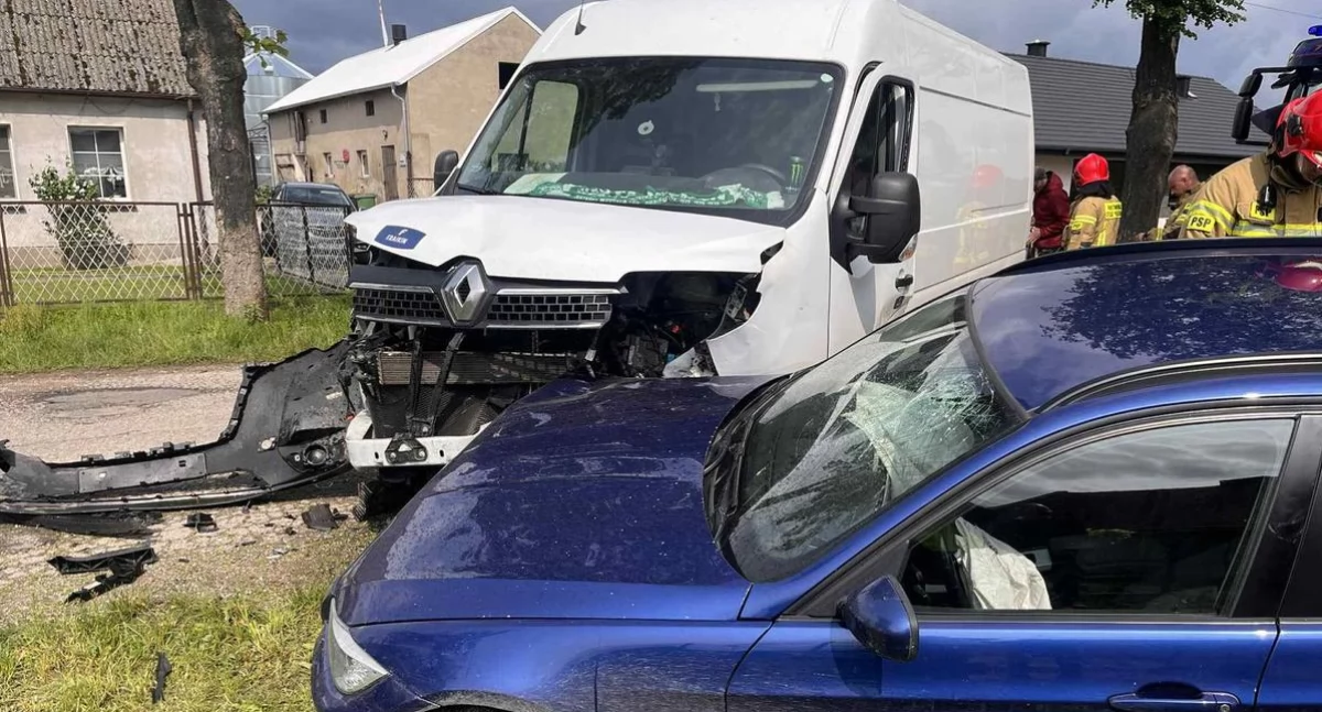 Padniewo - bus renault zderzył się z osobowym bmw