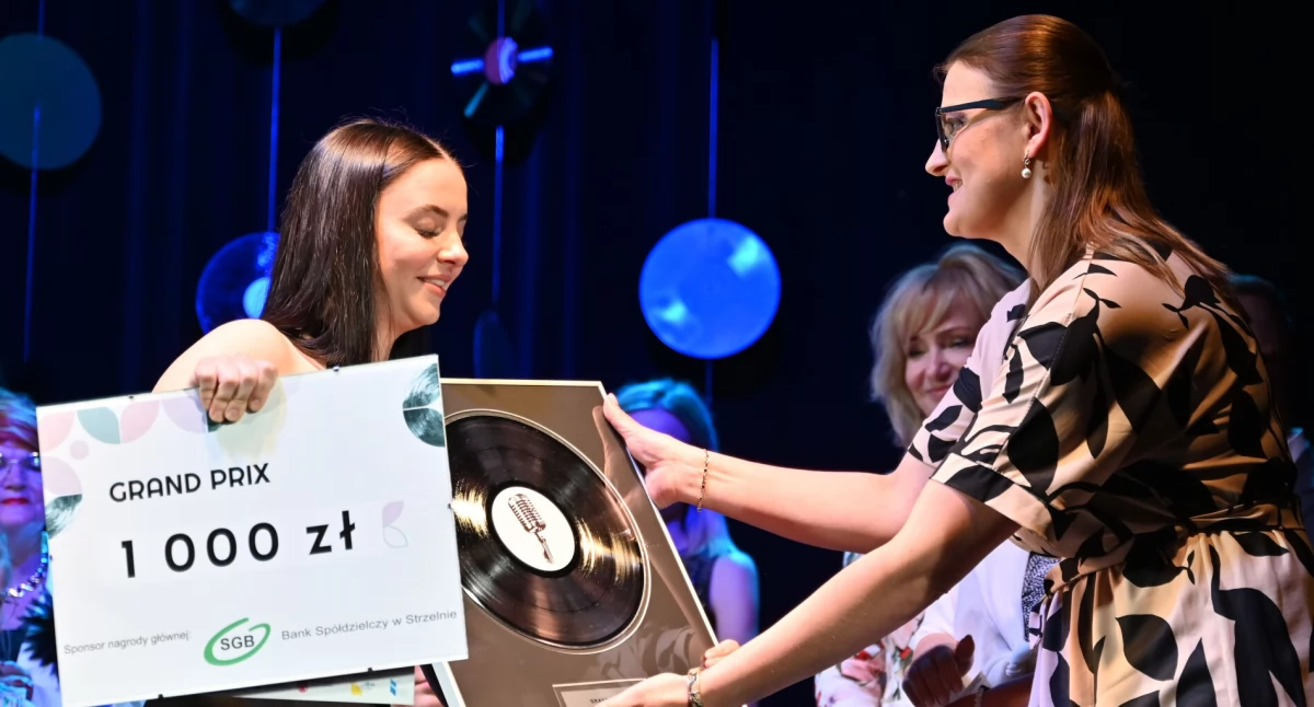 W strzeleńskim Domu Kultury zabrzmiały niezapomniane melodie. Grand Prix zdobyła Amelia Karczewska (film + zdjęcia)