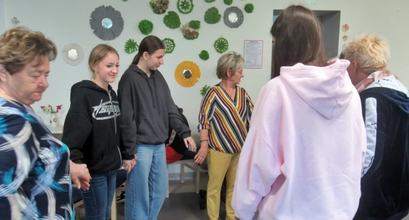 Uczniowie szkoły średniej z seniorami w Trzemesznie spotkali się ostatni raz przed wakacjami (zdjęcia)