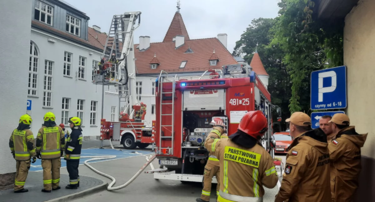 Pożar na strychu ratusza, 1 osoba poszkodowana, zasłabł strażak, 2 pracownice USC nie zdążyły się ewakuować (zdjęcia)