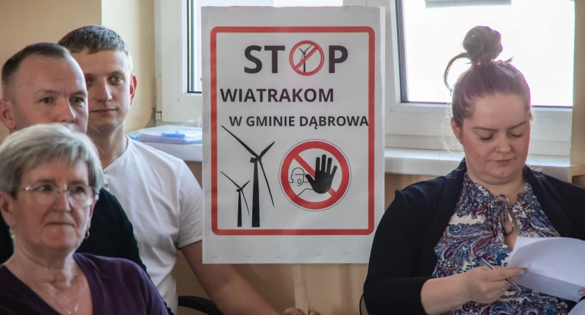 Mieszkańcy wygrali z wiatrakami. Władze Dąbrowy wycofują się z planów budowy farm wiatrowych (zdjęcia)