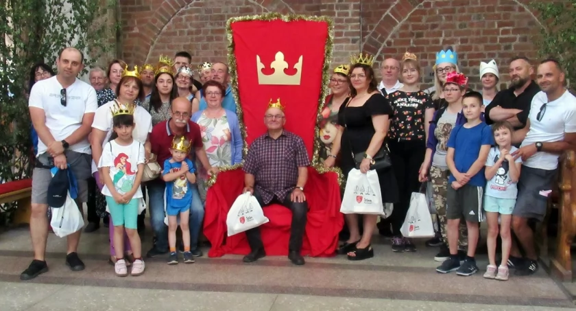 Królewny i królowie razem z dworem wyruszyli na zwiedzanie Trzemeszna (zdjęcia)