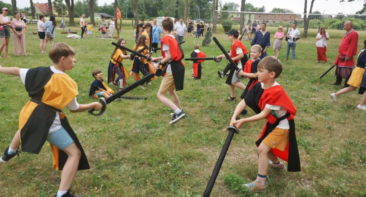 Walki na miecze, strzelanie z łuku, tron królewski, a na deser podpłomyki z miodem (zdjęcia)