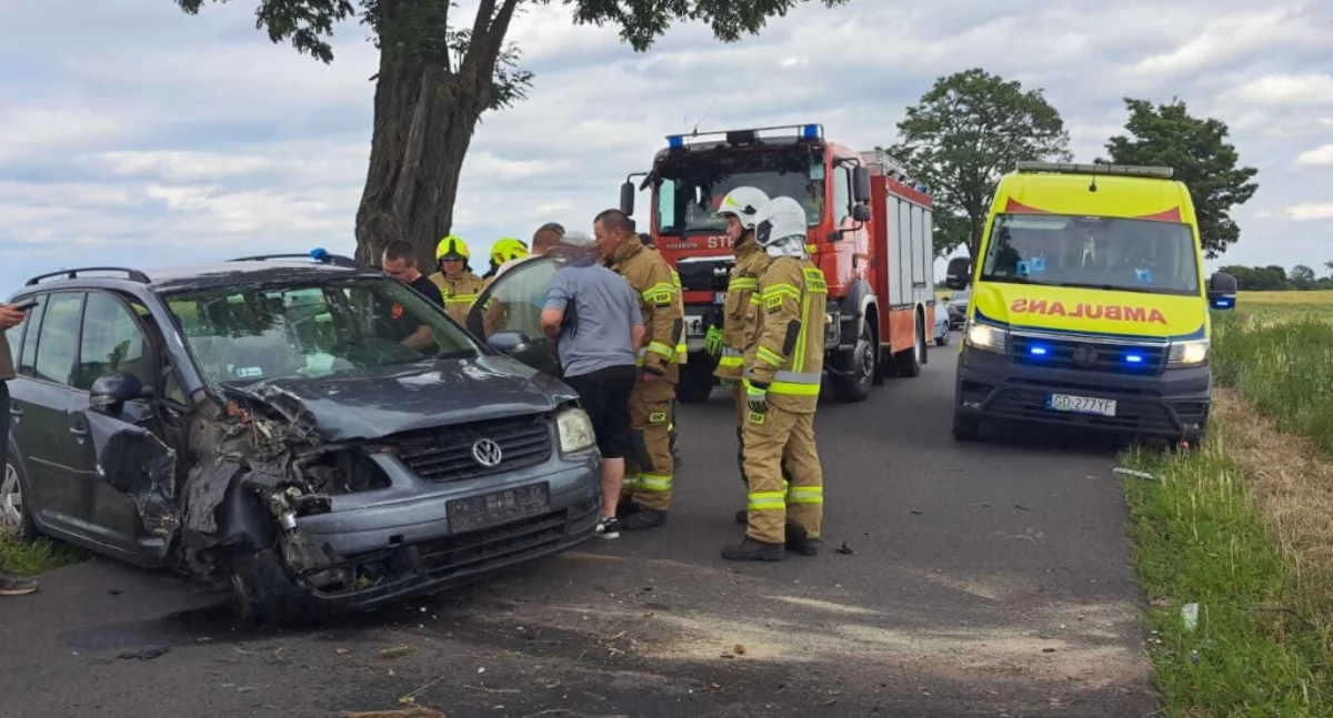 83-letni kierowca volkswagena uderzył w drzewo