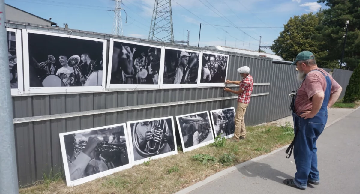 Galeria na Płocie w Padniewku - wystawa fotografii Artura Pawłowskiego Guca Trumpet (zdjęcia)