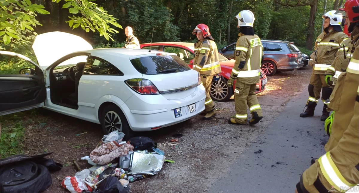 Grillowanie w bagażniku auta? Nadpalony pokrowiec z kołem zapasowym - interwencja strażaków