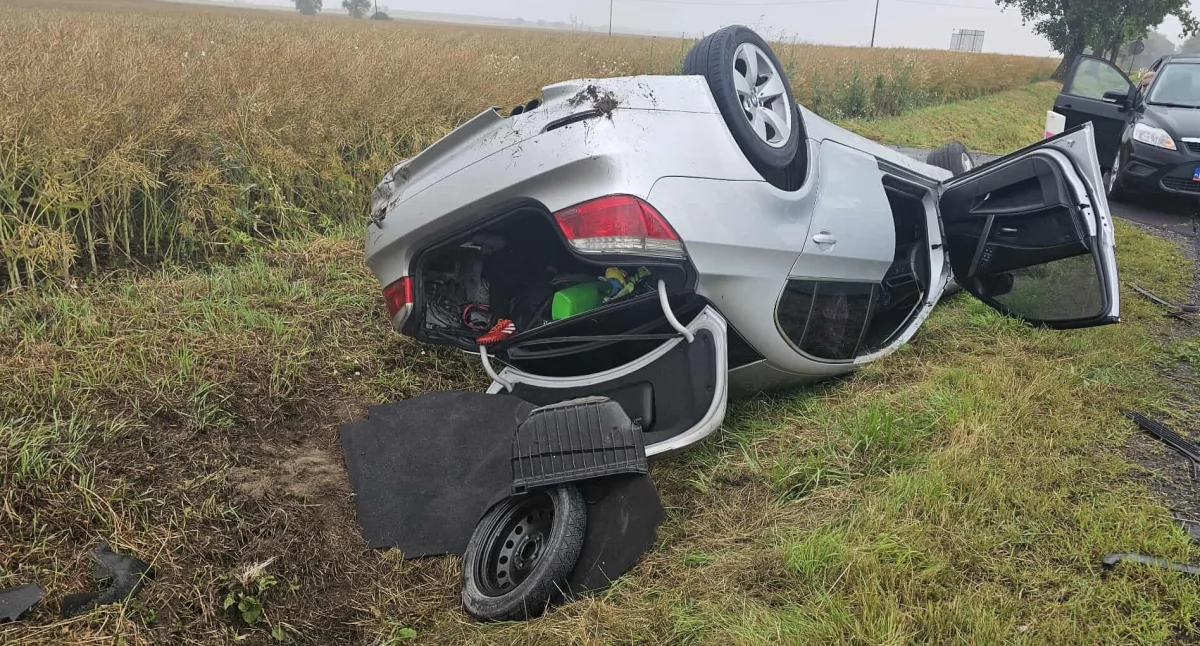 BMW wypadło z drogi, przekoziołkowało i dachowało w rowie