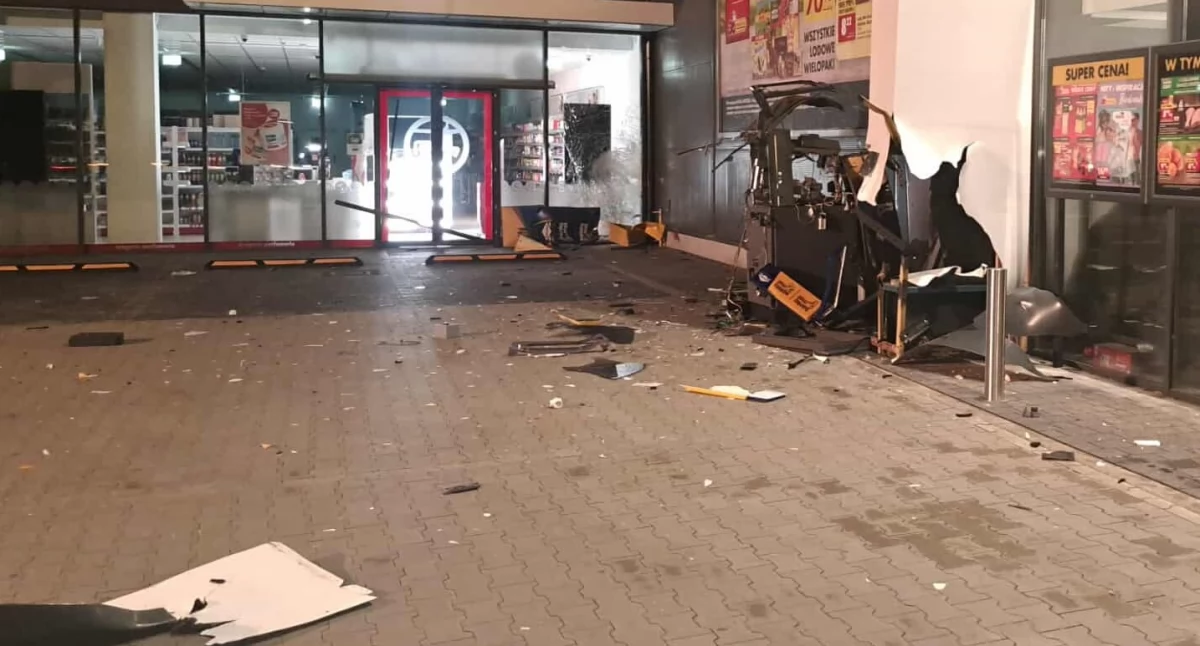 Wysadzony bankomat w Strzelnie - pieniądze zabezpieczone, sprawcy poszukiwani