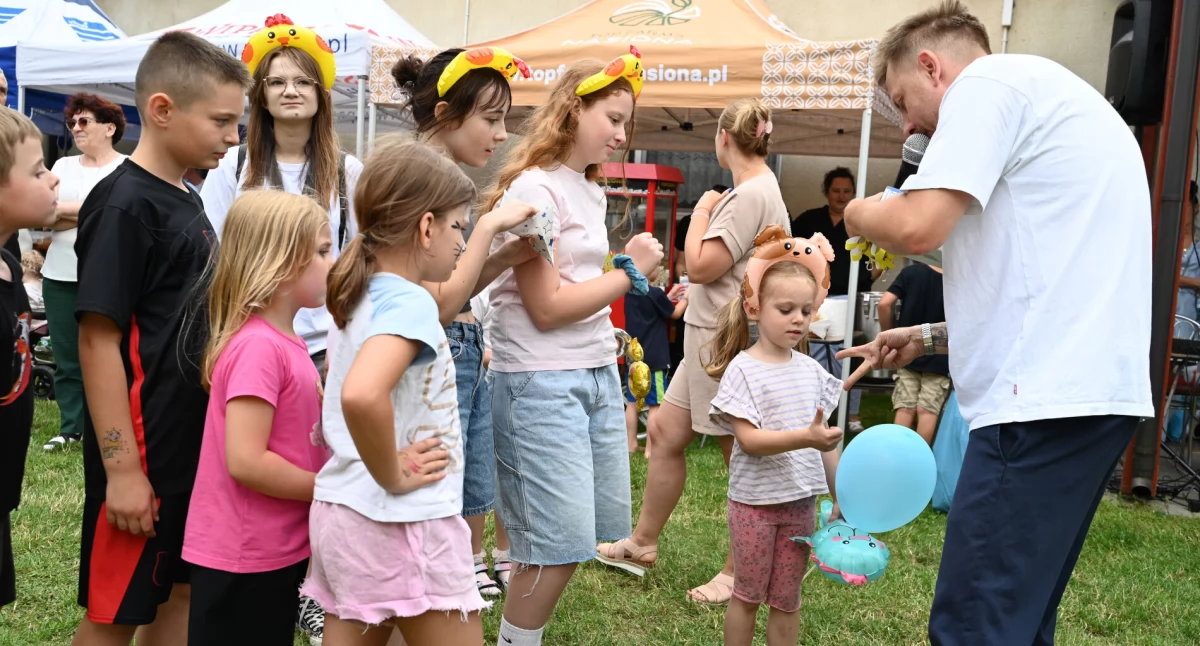 Wakacyjny piknik w Ostrowie w deszczu, ale z atrakcjami (film + zdjęcia)