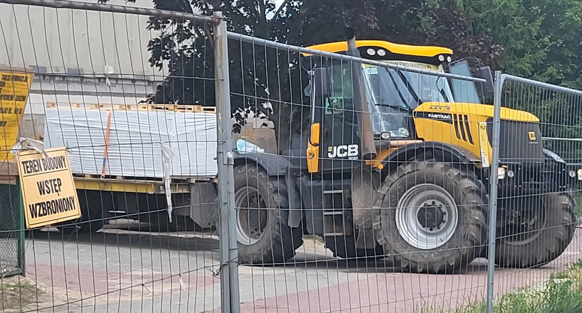 Rozmowy w ratuszu po zejściu firmy z budowy hali przy SP 2. Pokojowa atmosfera, przedstawienie stanowisk - w środę kontynuacja rozmów