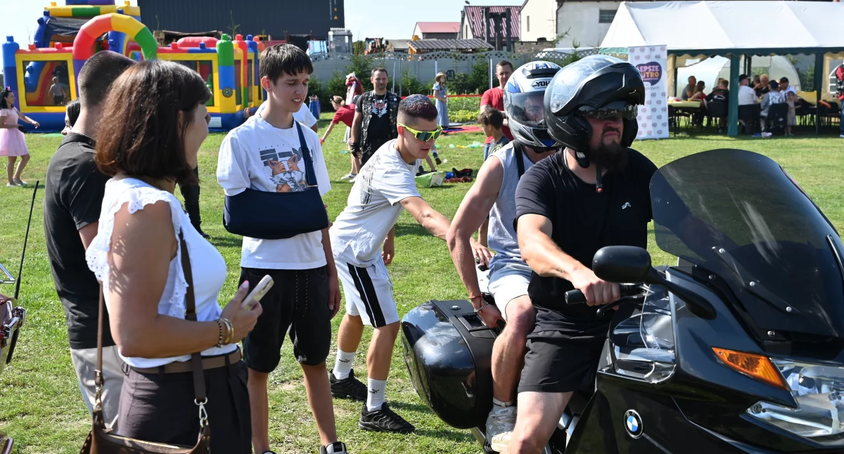 Lepsze jutro nie z bajki – tylko z serc i dziecięcej gromadki. Piknik rodzin zastępczych powiatu mogileńskiego w Białotulu (zdjęcia)