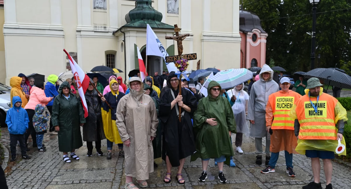 Pielgrzymom nie straszny ani deszcz, ani skwar. Strzelnianie wyruszyli na pątniczy szlak (film + zdjęcia)