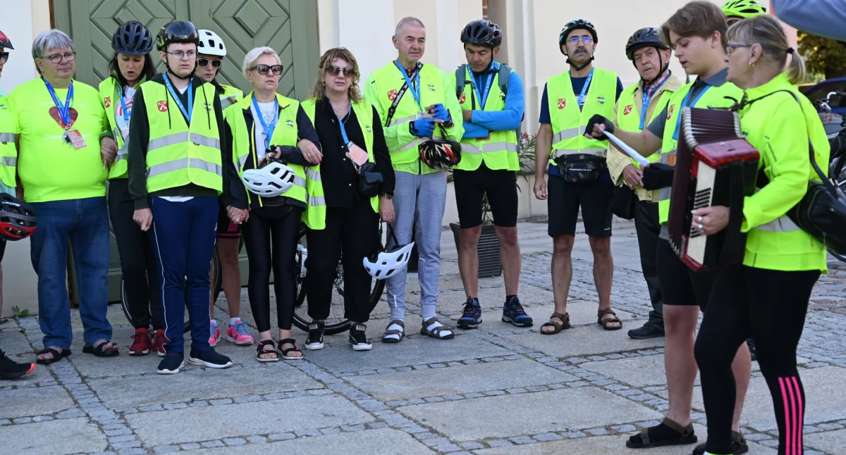 Ze Strzelna wyruszyli rowerami z relikwiami św. Jana Pawła II do stóp Jasnogórskiej Pani (film + zdjęcia)
