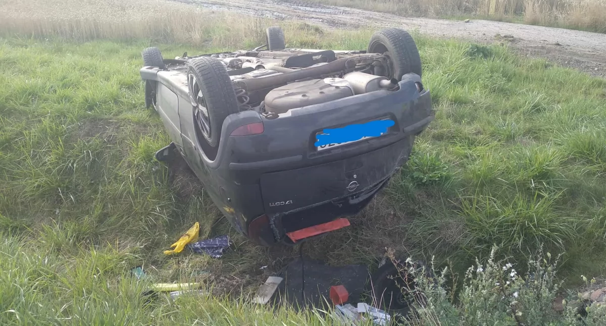 W okolicy Stodólna opel dachował w rowie