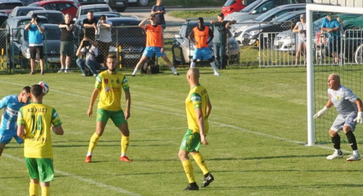 Piast Kołodziejewo płaci frycowe. Pogoń po zwycięstwie 7:0 pierwszym liderem IV ligi (zdjęcia)