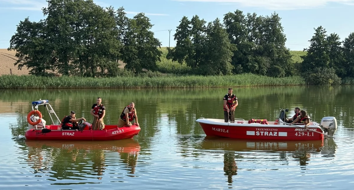 Po zgłoszeniu mieszkanki Lubinia, policjanci i strażacy szukają właściciela rzeczy pozostawionych na plaży przy Jeziorze Popielewskim
