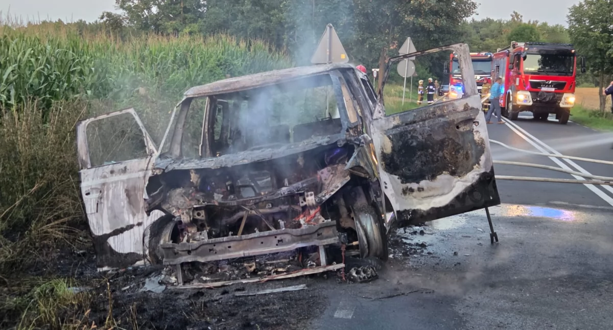 Na drodze w Wieńcu spłonął samochód elektryczny (zdjęcia)
