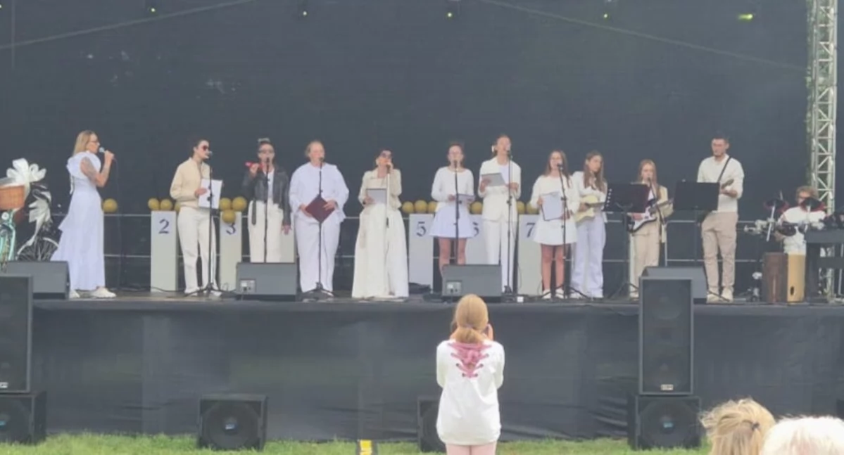 Chór Gloria z parafii MBNP w Mogilnie na pikniku franciszkańskim w Toruniu (film + zdjęcia)