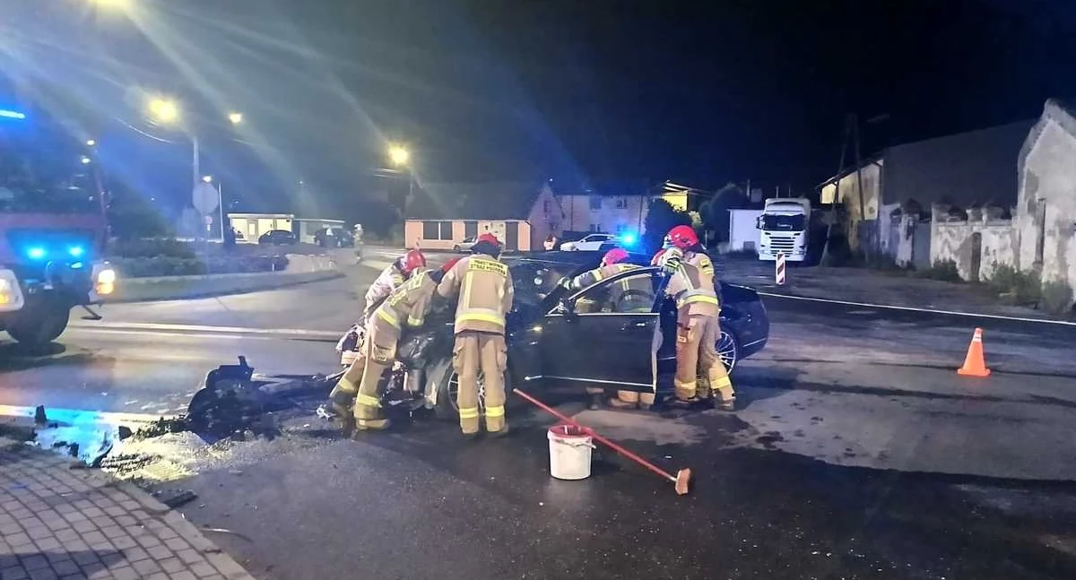 Zderzenie mercedesa z vw golfem na skrzyżowaniu w Dąbrowie