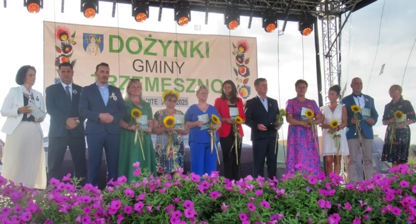 Dożynki w Ostrowitem - rolnicze wyróżnienia, rywalizacja sołectw dla Kamieńca, zaśpiewała Krystyna Giżowska (zdjęcia)
