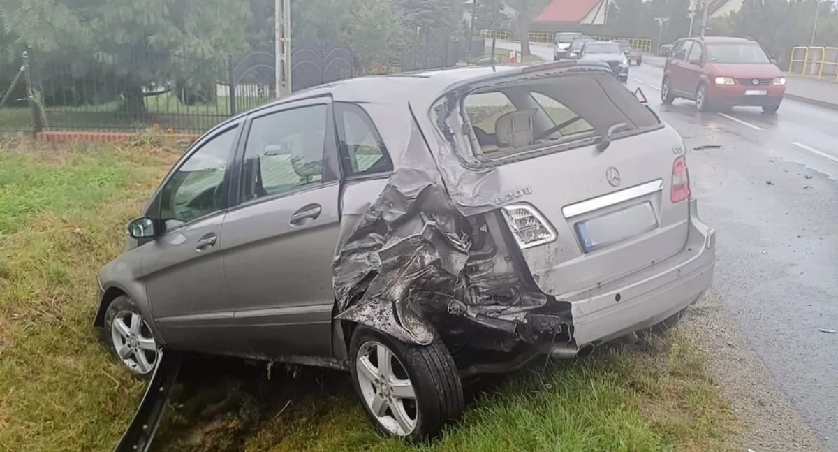 W Padniewku kierowca forda transita najechał na tył mercedesa (zdjęcia)