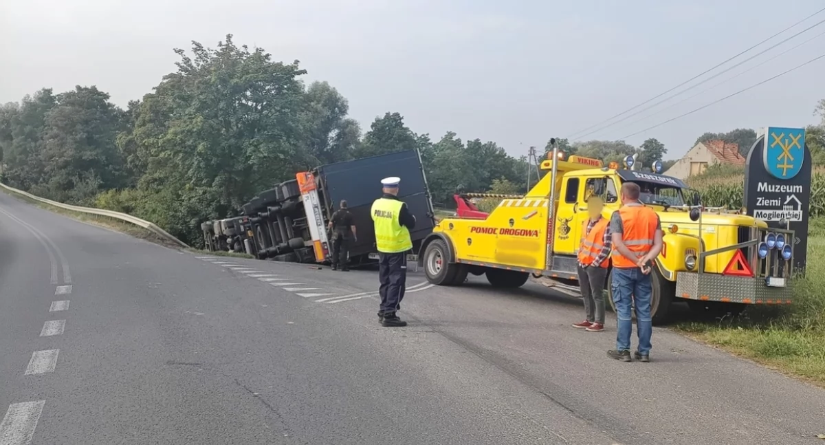 W Chabsku kierowca ciężarowego iveco nie wyrobił na łuku drogi