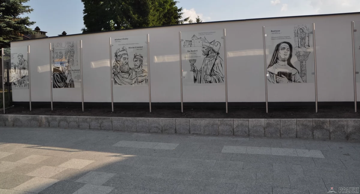 Szklane tablice z historią początków państwa polskiego i romańskiego Strzelna (zdjęcia)