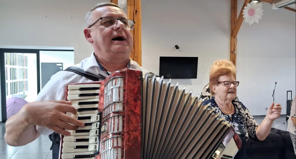 Muzyka, pasja i wspomnienia – spotkanie mogileńskich seniorów z Waldemarem Krystkowiakiem (zdjęcia)