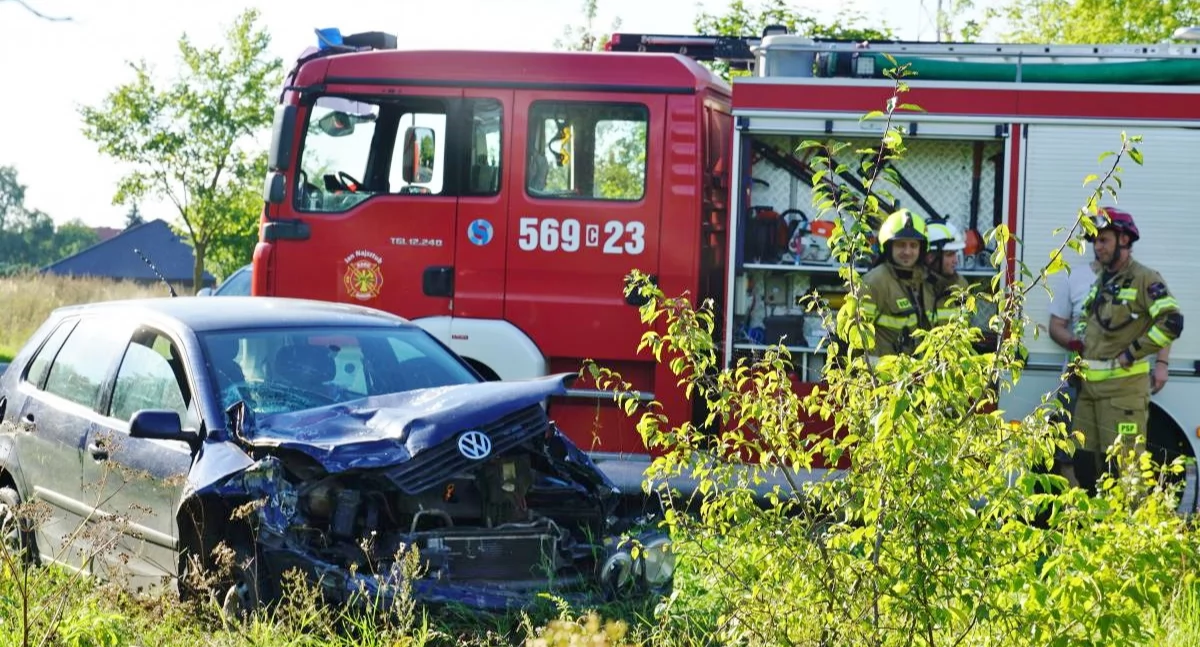 Przy wjeździe do Barcina z Mogilna osobówka zderzyła się z ciężarówkami (zdjęcia)
