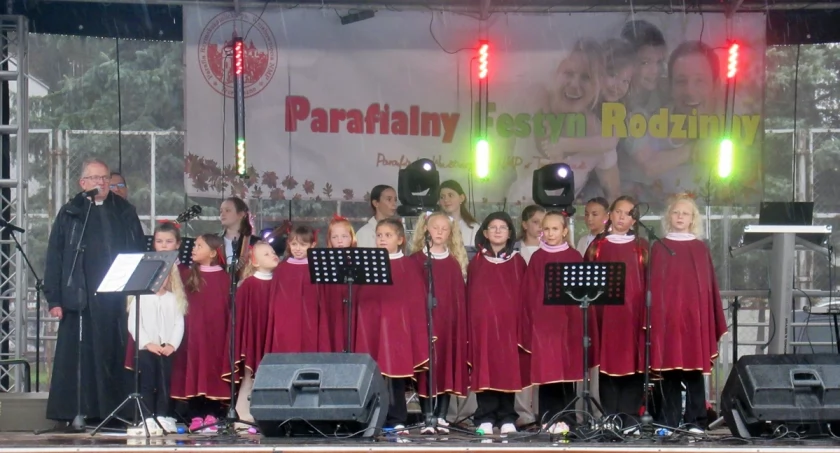 Na Parafialnym Festynie Rodzinnym w Trzemesznie pomagali potrzebującym (zdjęcia)