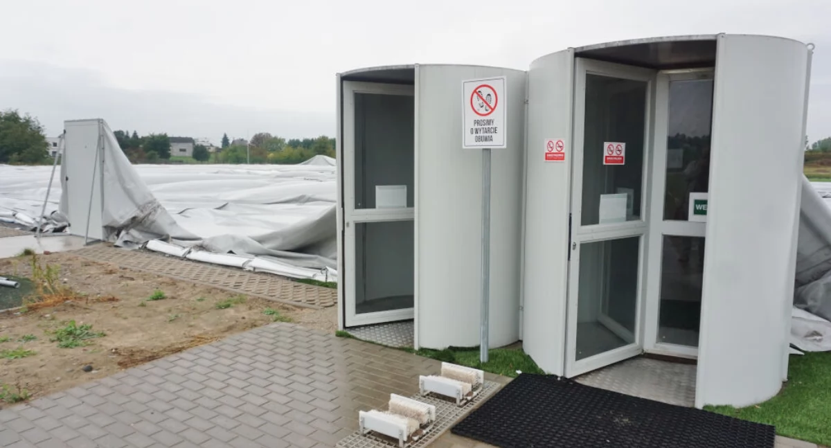 Z balonu spuszczono powietrze - część boiska pod balonem zapada się. Małpi Gaj daje o sobie znać (zdjęcia)